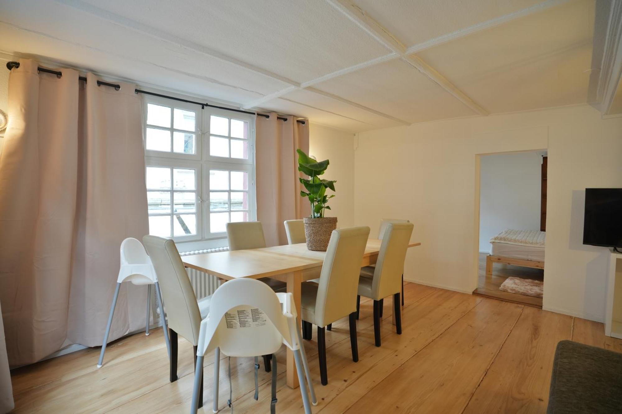 Cozy City Center, 4 Bedroom- 120Sq, 5Min Walk To Main Station Bazylea Zewnętrze zdjęcie