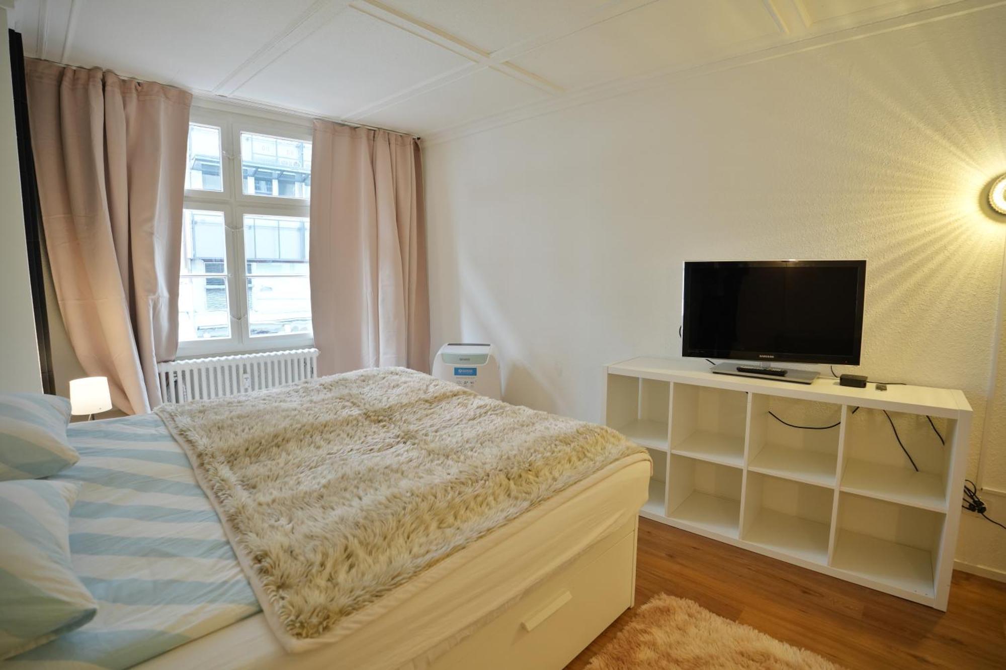 Cozy City Center, 4 Bedroom- 120Sq, 5Min Walk To Main Station Bazylea Zewnętrze zdjęcie