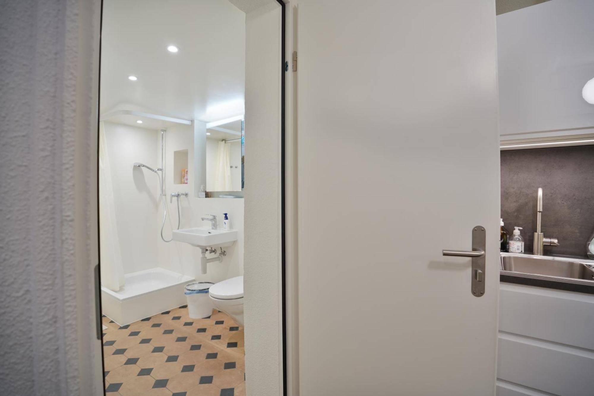 Cozy City Center, 4 Bedroom- 120Sq, 5Min Walk To Main Station Bazylea Zewnętrze zdjęcie